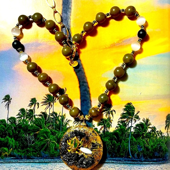 Olive Green Jade Necklace Pendant Gold Tone With Beetle - Picture 3 of 7